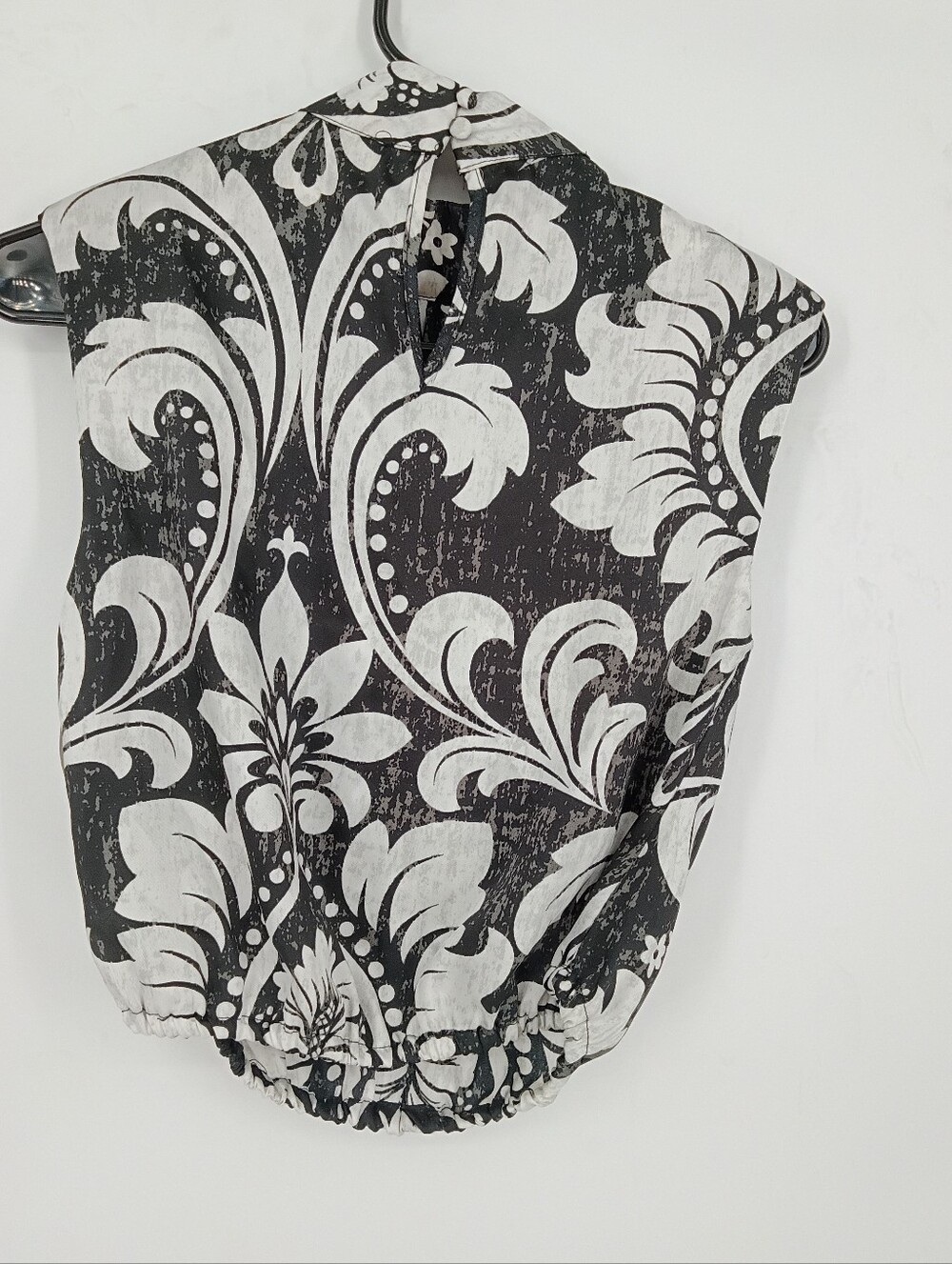 Black & White Sleeveless Floral Print Blouse - Picture 2 of 5